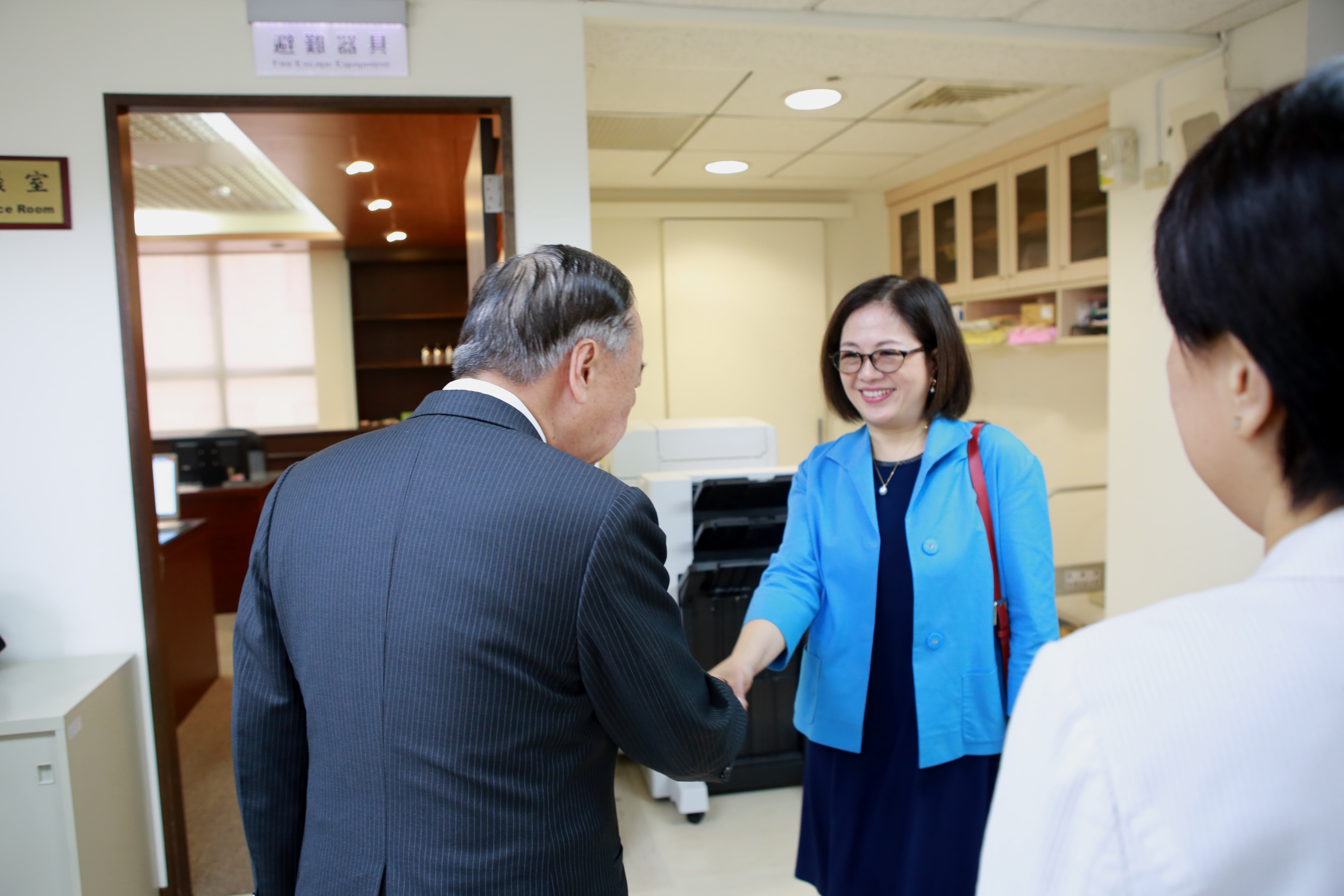 王檢察長添盛致歡迎之意（與王檢察長握手者為美國治安法官 Peggy Kuo）