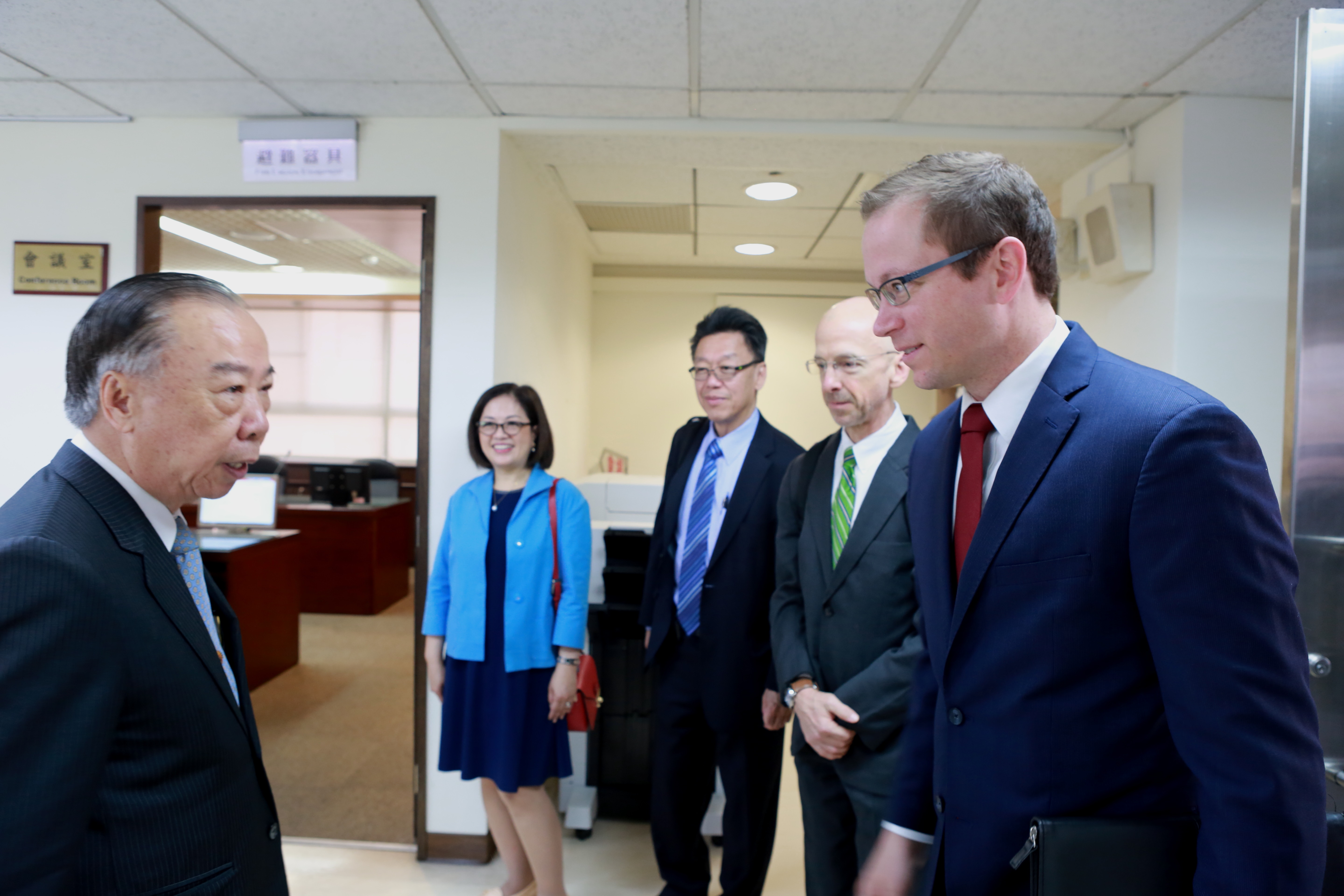 王檢察長添盛與外賓寒暄歡迎
