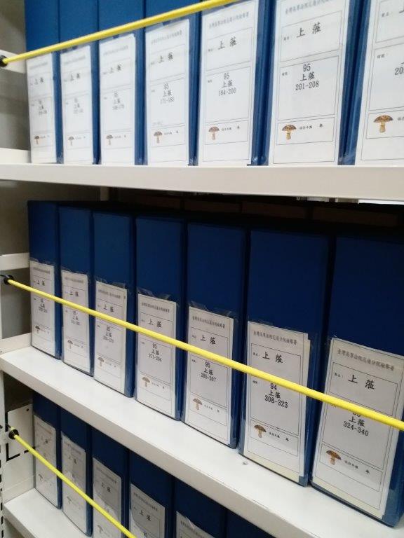 花蓮高分檢署檔案庫房檔卷均依經排列，並置有防震拉繩，以防檔案掉落