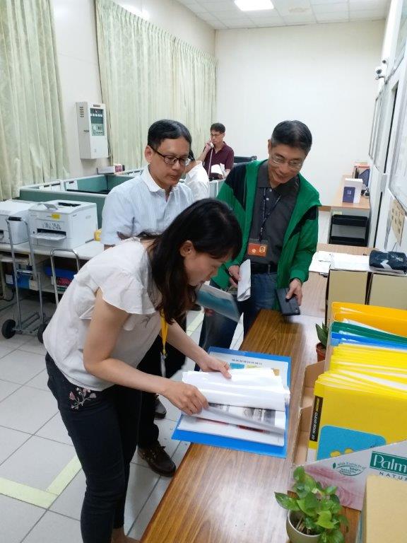 本署訪查小組成員查檢各項書面備審資料