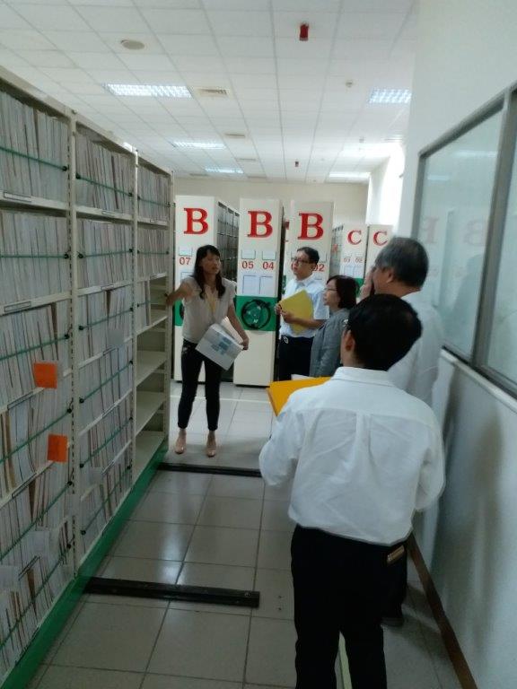 訪查小組成員進入5樓檔案庫房進行相關設施檢視，苗栗地檢署檔案庫房檔卷均依規定排列，並置有防震拉繩，以防檔案掉落.