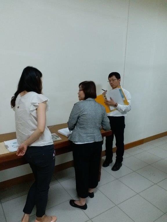 檔案管理局張組長玉華於苗栗地檢署5樓檔案庫房進行檔案管理實作查檢