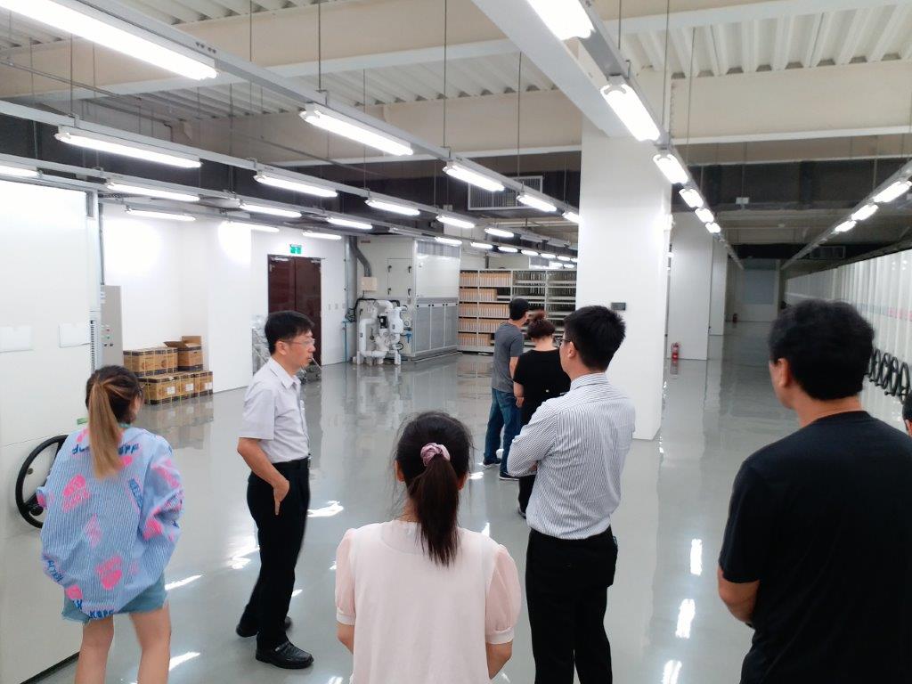 訪查小組成員進入橋頭地檢署7樓檔案庫房查檢
