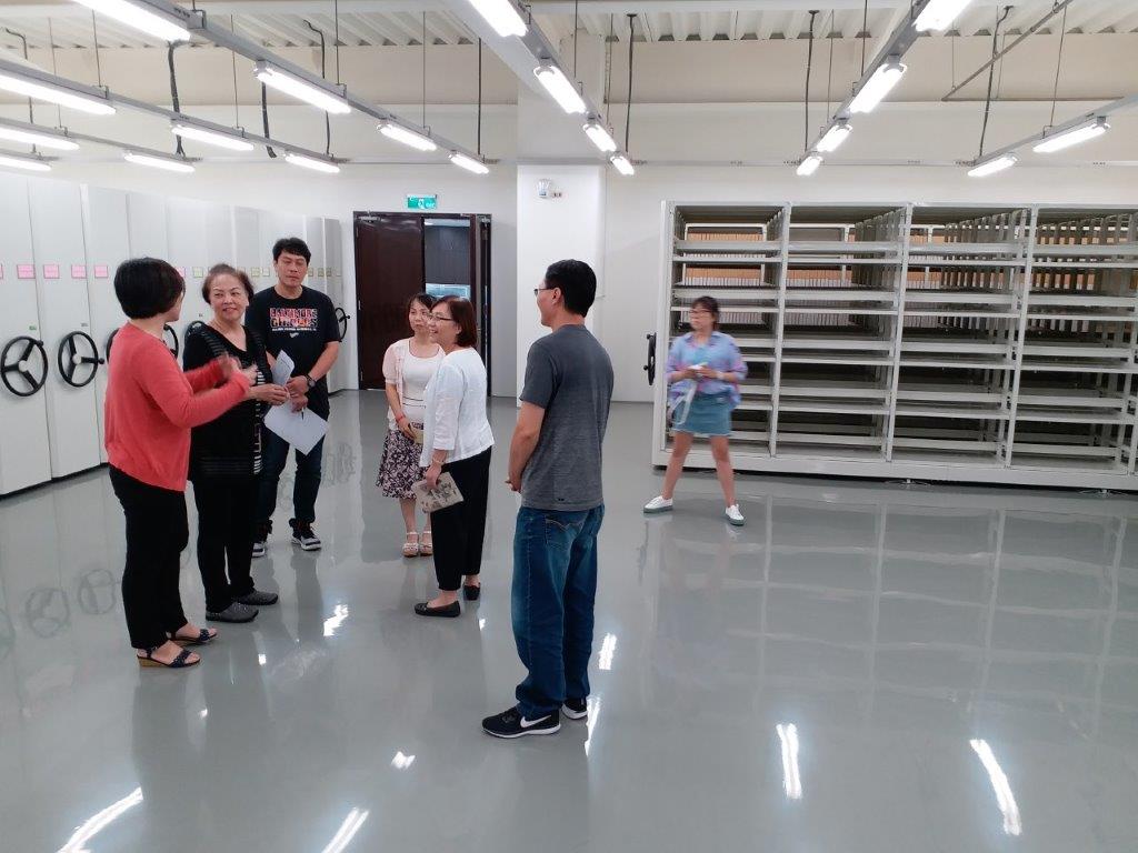 橋頭地檢署文書科曾科長與訪查小組成員就庫房管理事項進行交換意見