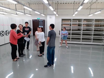 橋頭地檢署文書科曾科長與訪查小組成員就庫房管理事項進行交換意見