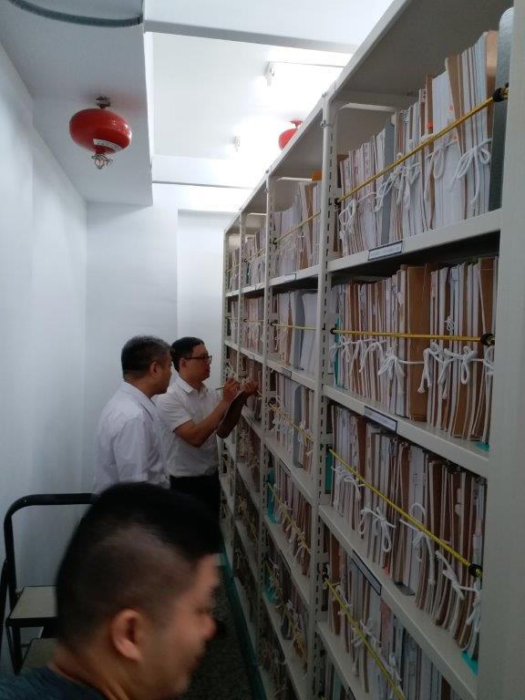 訪查小組成員進入庫房進行機關檔案管理實作查檢