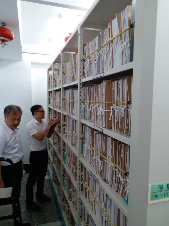 訪查小組成員進入庫房進行檔案抽檢