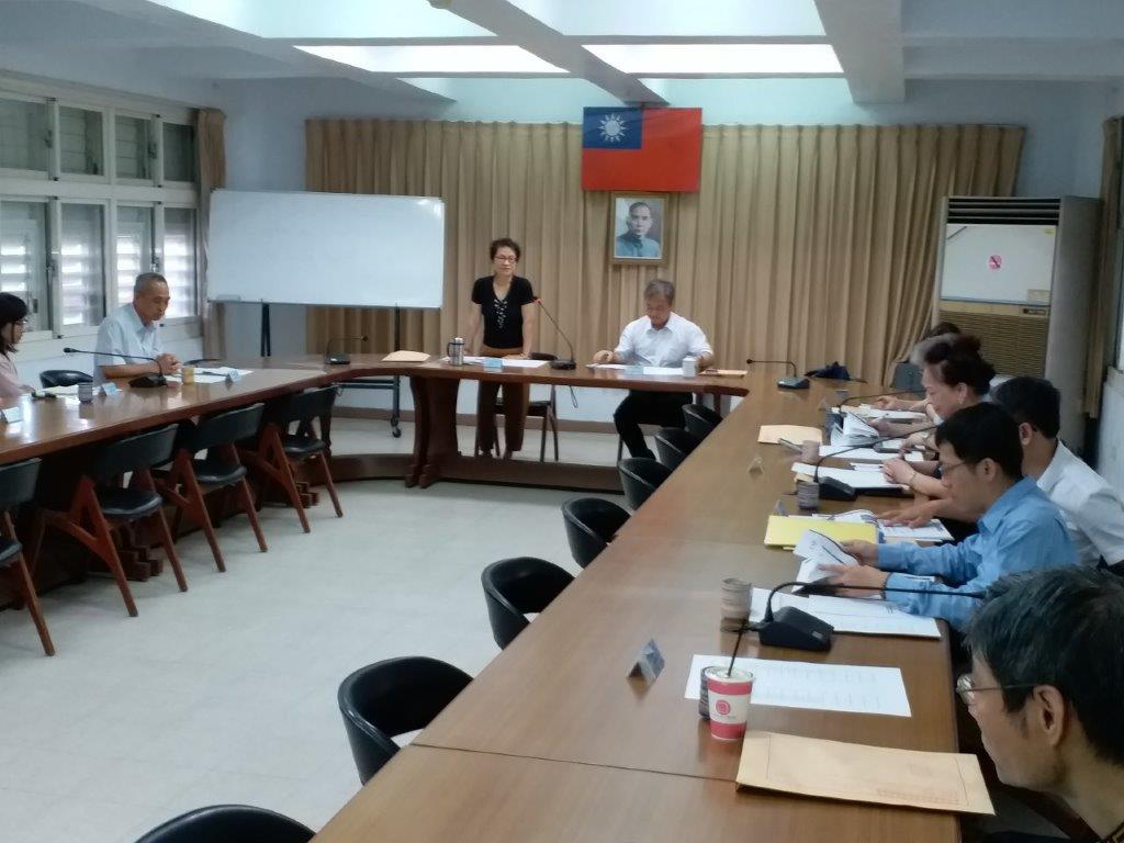 實地查檢檔案庫房後，在會議室進行業務綜合座談與意見交流