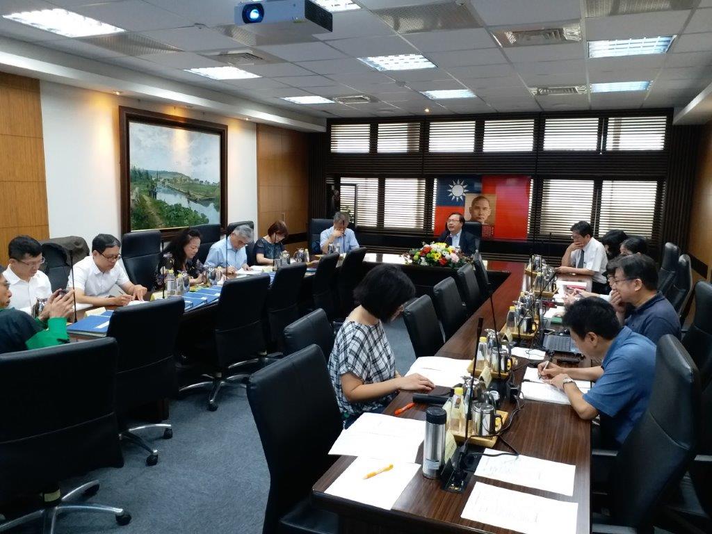 108年7月3日臺中地檢署陳檢察長在簡報室中致詞，期許本署訪查小組給予指教與嘉勉，希冀藉由訪查小組之協助，精進該署檔案管理工作並提升檔案管理效能。