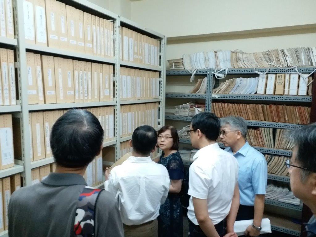 訪查小組成員在臺中地檢署第三辦公大樓庫房進行檔案抽檢