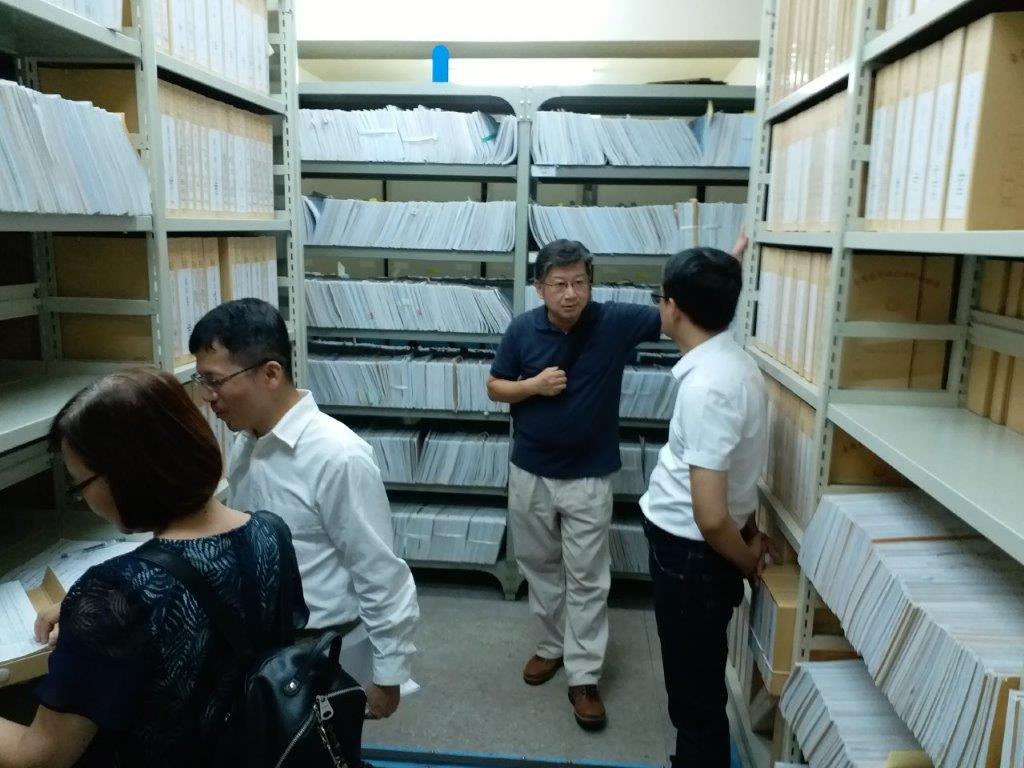 訪查小組成員進入臺中地檢署第三辦公大樓庫房進行機關檔案管理實作查檢