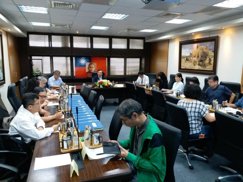 實地查檢檔案庫房後，在臺中地檢署司法大樓6樓簡報室進行業務綜合座談會與意見交流