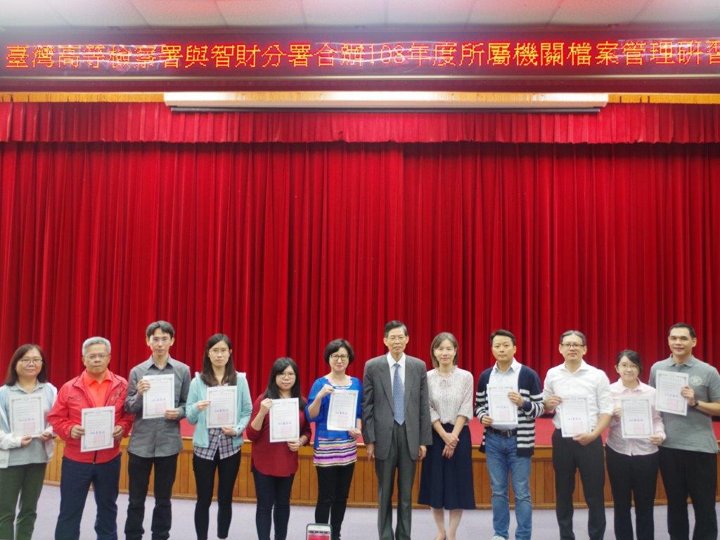 本署宋襄閱主任檢察官國業頒發研習證書予與會學員