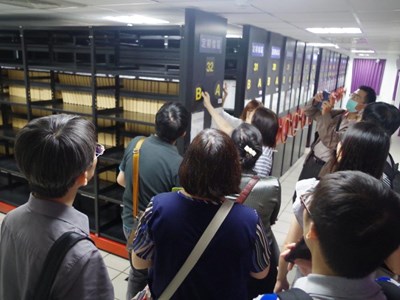 至蘆洲區公所5樓檔案庫房實地觀摩參訪