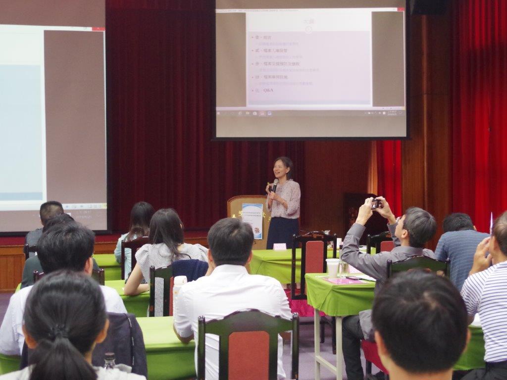 國家發展委員會檔案管理局楊專門委員兼副組長曉雯為學員講授「檔案入庫保管與設施建置」課程