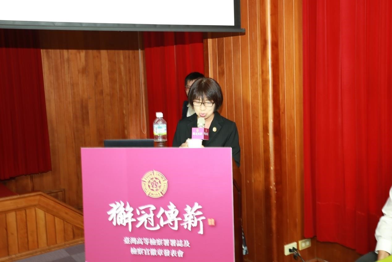 本署陳文琪主任檢察官介紹署誌及檢察官徽章