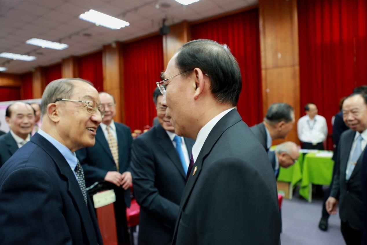 法務部蔡清祥部長（右2）與本署前初閱檢察官朱石炎（左2）愉快晤談。