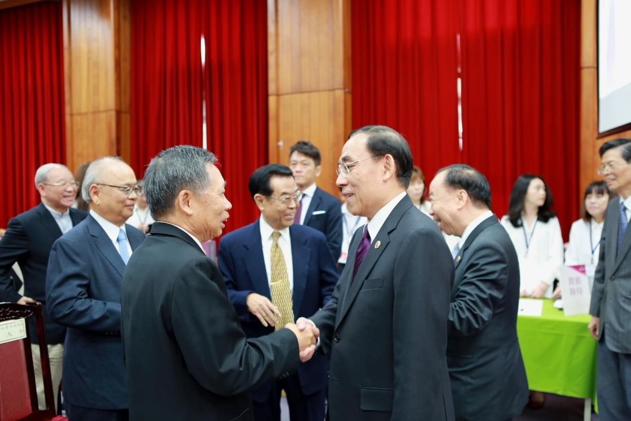 法務部蔡清祥部長及本署王添盛檢察長與來賓愉快晤談。（圖中著西裝者右起第 2 人為王添盛檢察長、第3人為蔡清祥部長、第5人為本署前檢察長盧仁發、第6人為本署前檢察長謝文定、第7人為本署前檢察長顏大和、第8人為本署前檢察官兼書記官長林輝煌）