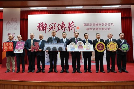 與會貴賓合影（右起本署王添盛檢察長、前檢察長陳守煌、前檢察長謝文定、前檢察長盧仁發、法務部蔡清祥部長、最高檢察署江惠民檢察總長、本署前檢察長林偕得、前檢察長顏大和、前襄閱主任檢察官陳清碧、前襄閱主任檢察官鍾革、前襄閱主任檢察官朱楠）