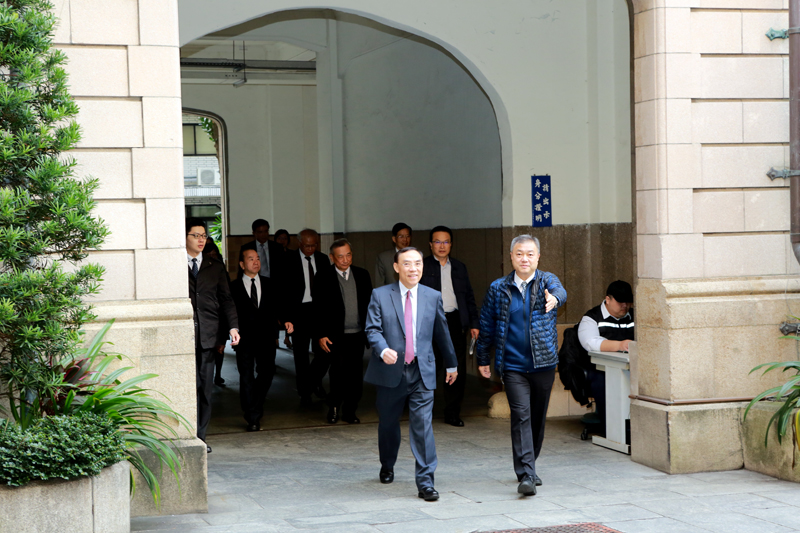 吳書記官長引領貴賓前往行政科室