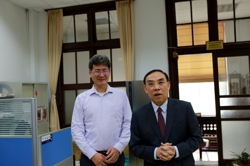 部長與李檢察官合影