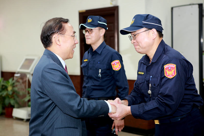 部長與法警同仁握手致意