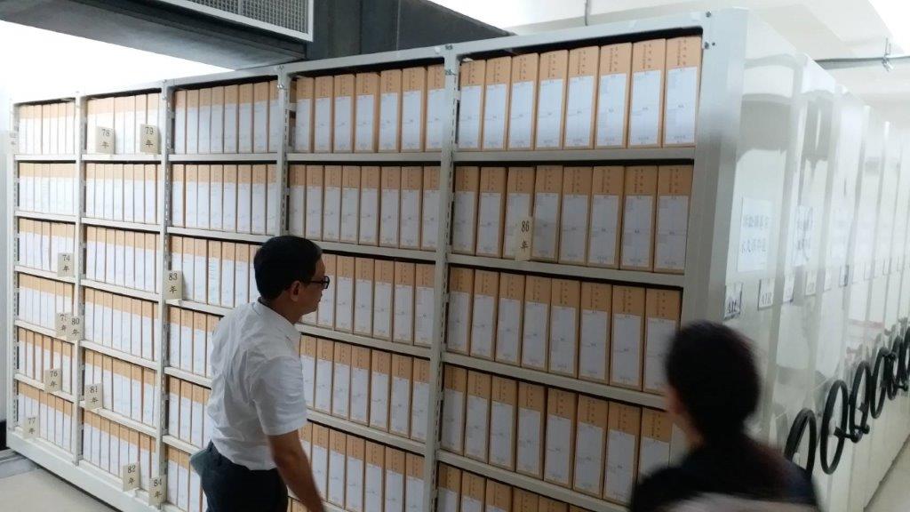 109年7月8日檔案訪查小組成員進入桃園地檢署4樓永保庫房檢視檔案盒之選用是否符合規定，及有無依照規定於檔案盒背脊標示檔號、案名及保存年限。