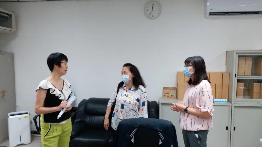 訪查小組成員本署資料科解科長廣怡（中）與高雄高分檢署紀錄科張科長豫屏（左）、支援檔案室陳法警淑芬（右）在5樓檔案辦公室就檔案管理業務交換意見