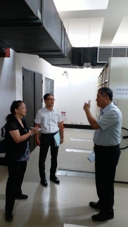 訪查小組成員實地查檢桃園地檢署4樓檔案庫房時，與該署林官長文正討論各項檔案管理業務及人員流動率等問題。