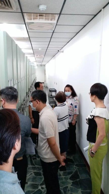 檔案訪查小組成員進入高雄高分檢署5樓檔案庫房進行機關檔案管理實作查檢