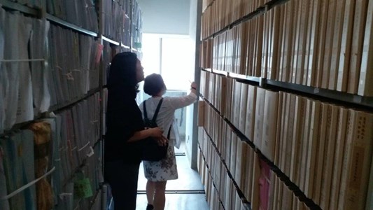 檔案管理局張組長玉華在新北地檢署土城檔案庫房內進行檔案抽檢