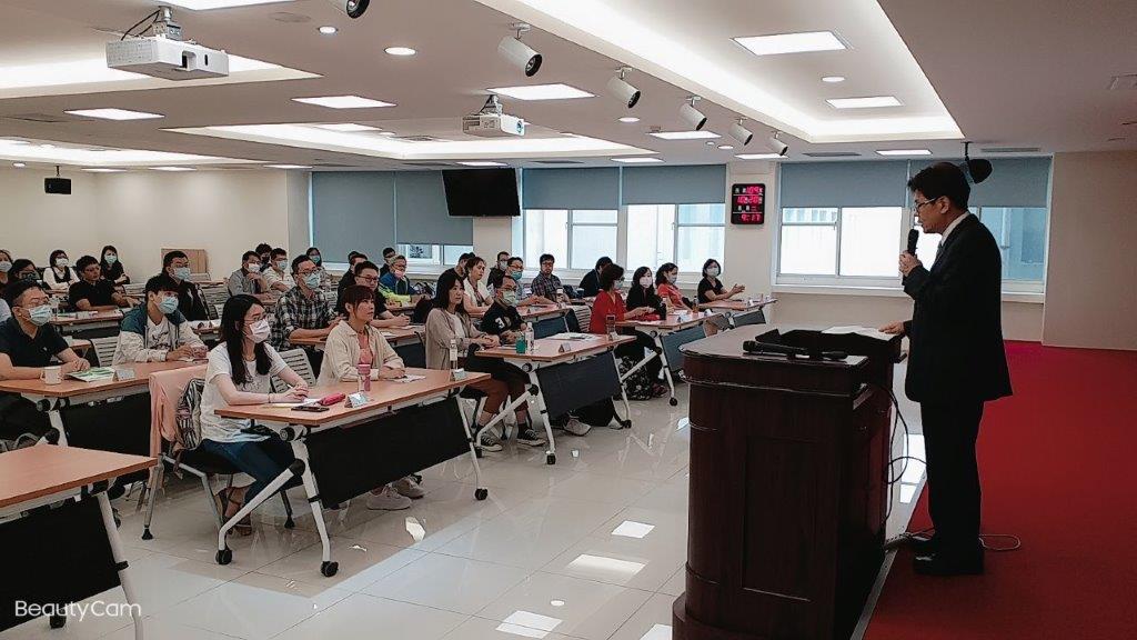 本署陳襄閱主任檢察官維練特別感謝國家發展委員會檔案管理局許副組長長仕蒞署擔任課程講座，並提醒學員檔案及檔案管理之重要性，請檔管同仁務必加強檔案管理專業知識，以應各項業務需要。