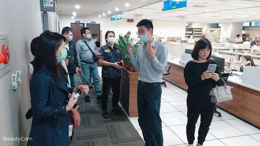 法務部行政執行署新北分署姜行政執行官誌璿介紹該分署執行股洽公櫃台及解說檔案應用相關設施。