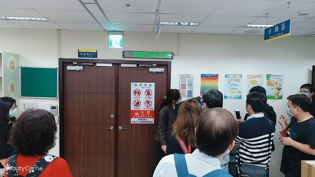 法務部行政執行署新北分署黃行政執行官鈴雅就該分署檔案庫房及相關設備進行導覽與解說。