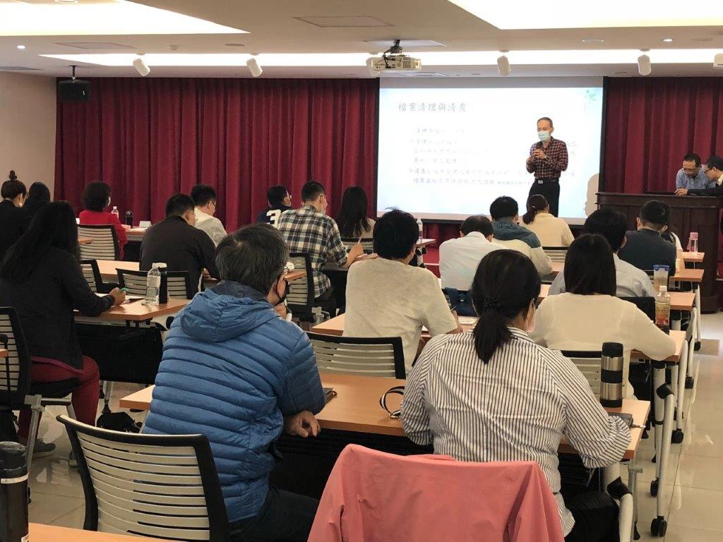 國家發展委員會檔案管理局許副組長長仕為學員講授「檔案清理與鑑定」課程，以理論切入輔以實務案例為學員做了精闢及詳盡的分析與解說。
