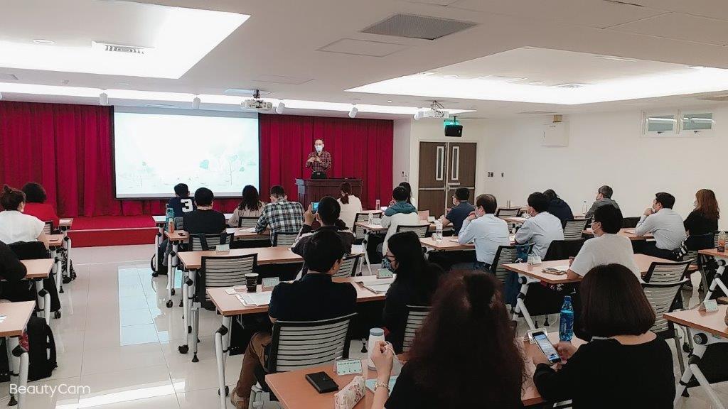 國家發展委員會檔案管理局許副組長長仕為學員講授「檔案清理與鑑定」課程，期許檔管人員應強化檔案鑑定觀念，落實機關計畫性檔案清理之作業。