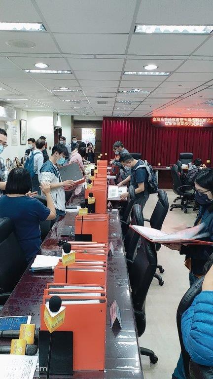 學員參閱法務部行政執行署新北分署參加金檔獎實地評獎時所準備之書面備審資料。