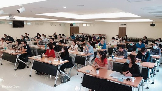 講師授課時，與會學員均專心聆聽講座內容，持續提升管理人員之專業知能。