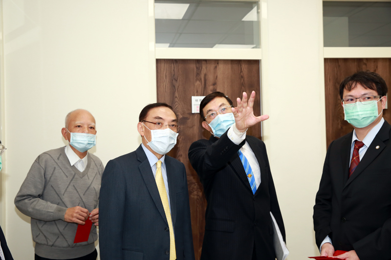 邢檢察長向部長解說第二辦公室設施