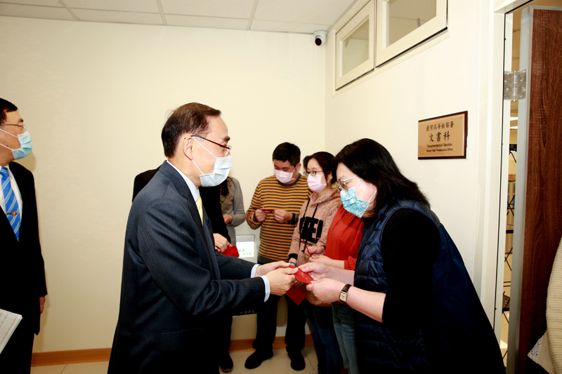 部長向文書科同仁辭歲