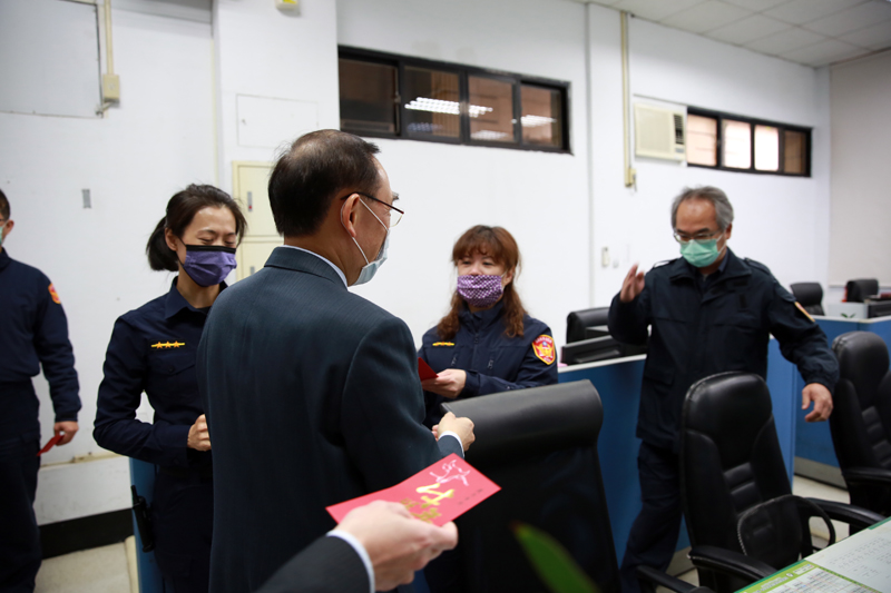 部長向法警室同仁辭歲