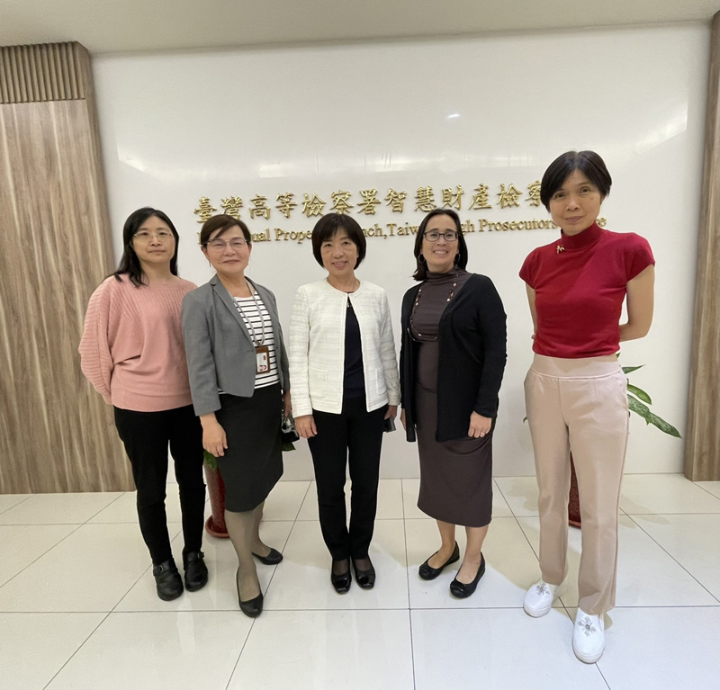 美國在台協會經濟官Suzanne Y. Wong（樂美瓏），在專員Lisa Yang陪同下，拜會本署，與主任檢察官陳文琪，檢察官羅雪梅、鍾鳳玲合影。
