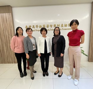 美國在台協會經濟官Suzanne Y. Wong（樂美瓏），在專員Lisa Yang陪同下，拜會本署，與主任檢察官陳文琪，檢察官羅雪梅、鍾鳳玲合影。