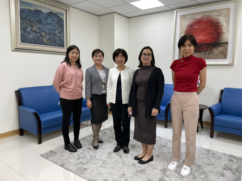 美國在台協會經濟官Suzanne Y. Wong（樂美瓏），在專員Lisa Yang陪同下，拜會本署，與主任檢察官陳文琪，檢察官羅雪梅、鍾鳳玲於圖書室合影。