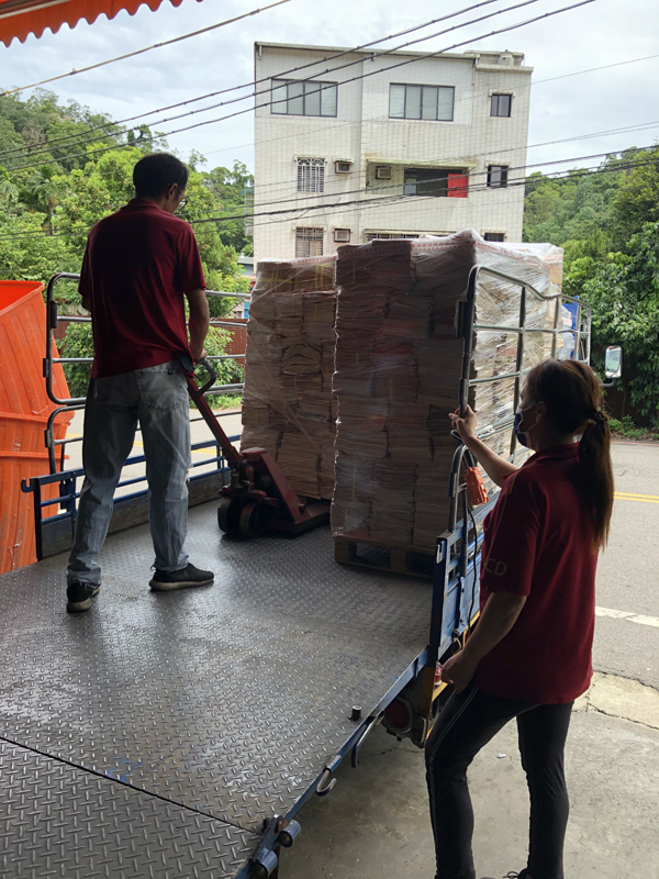 搬工搬運下架待銷毀檔案
