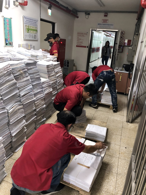 搬工整理待銷毀檔案