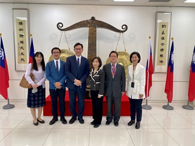 全體人員於博一大樓司法之秤合影
