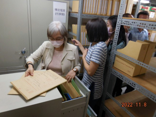 前檔案管理局張組長玉華於檔案庫房針對機密檔案進行抽檢