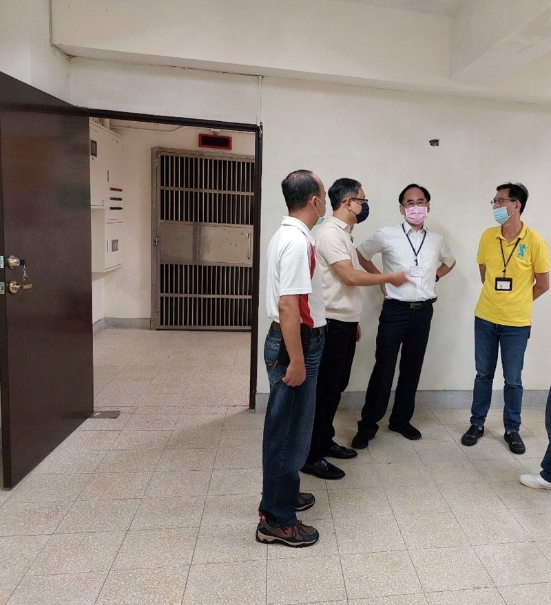 本署林檢察官兼書記官長視察本署檔案室與資料科李代科長討論3樓辦公室改建為行政庫房相關事宜