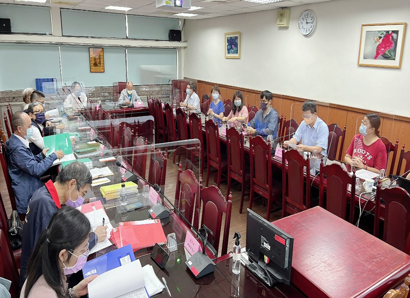 實地查檢檔案庫房後，在臺中高分檢署簡報室進行檔管業務綜合座談會與意見交換